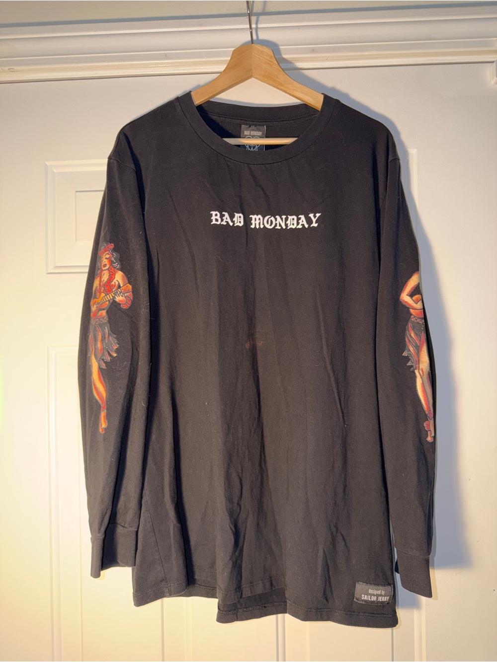 C-105

Bad Monday-Sailor Jerry Black Long-Sleeve Graphic Tee. Sz XL **see flaw